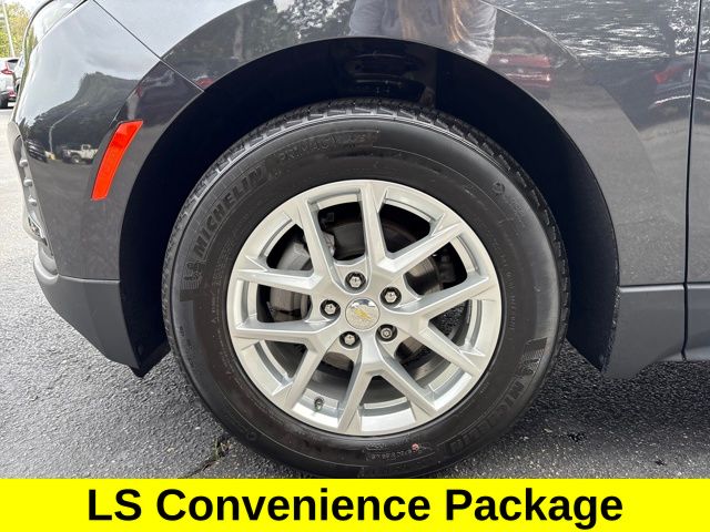 2022 Chevrolet Equinox LS photo 3