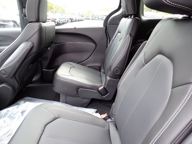 2025 Chrysler Pacifica photo 12