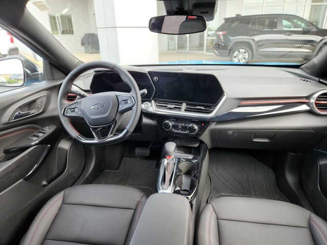 2025 Chevrolet Trax photo 2