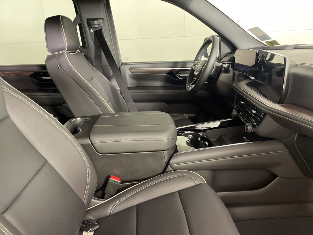 2025 Chevrolet Suburban Premier photo 13