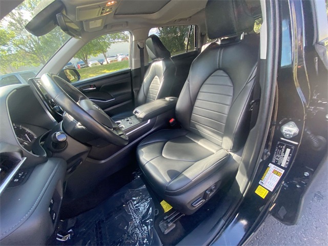 2023 Toyota Highlander XLE photo 2