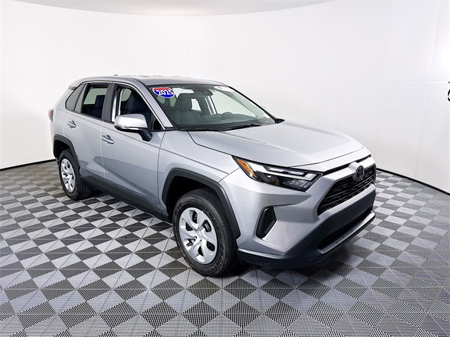 2025 Toyota RAV4 LE's photo