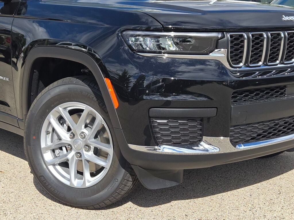 2025 Jeep Grand Cherokee Laredo photo 3