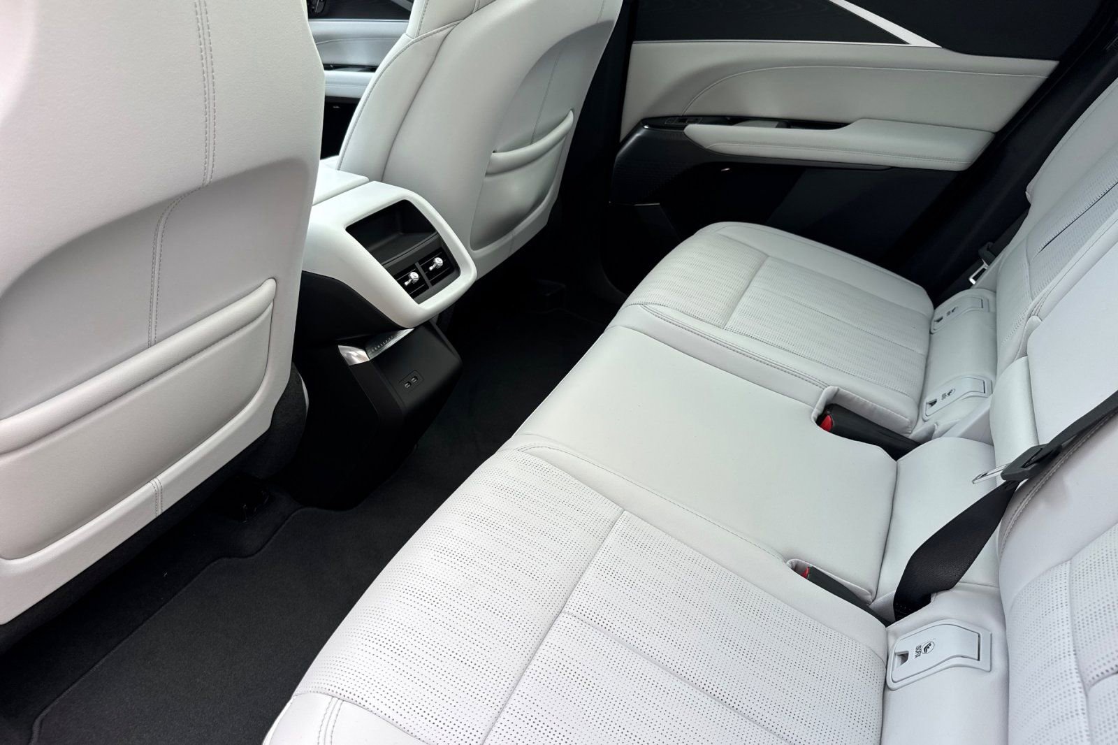 2026 Cadillac Lyriq Luxury photo 11