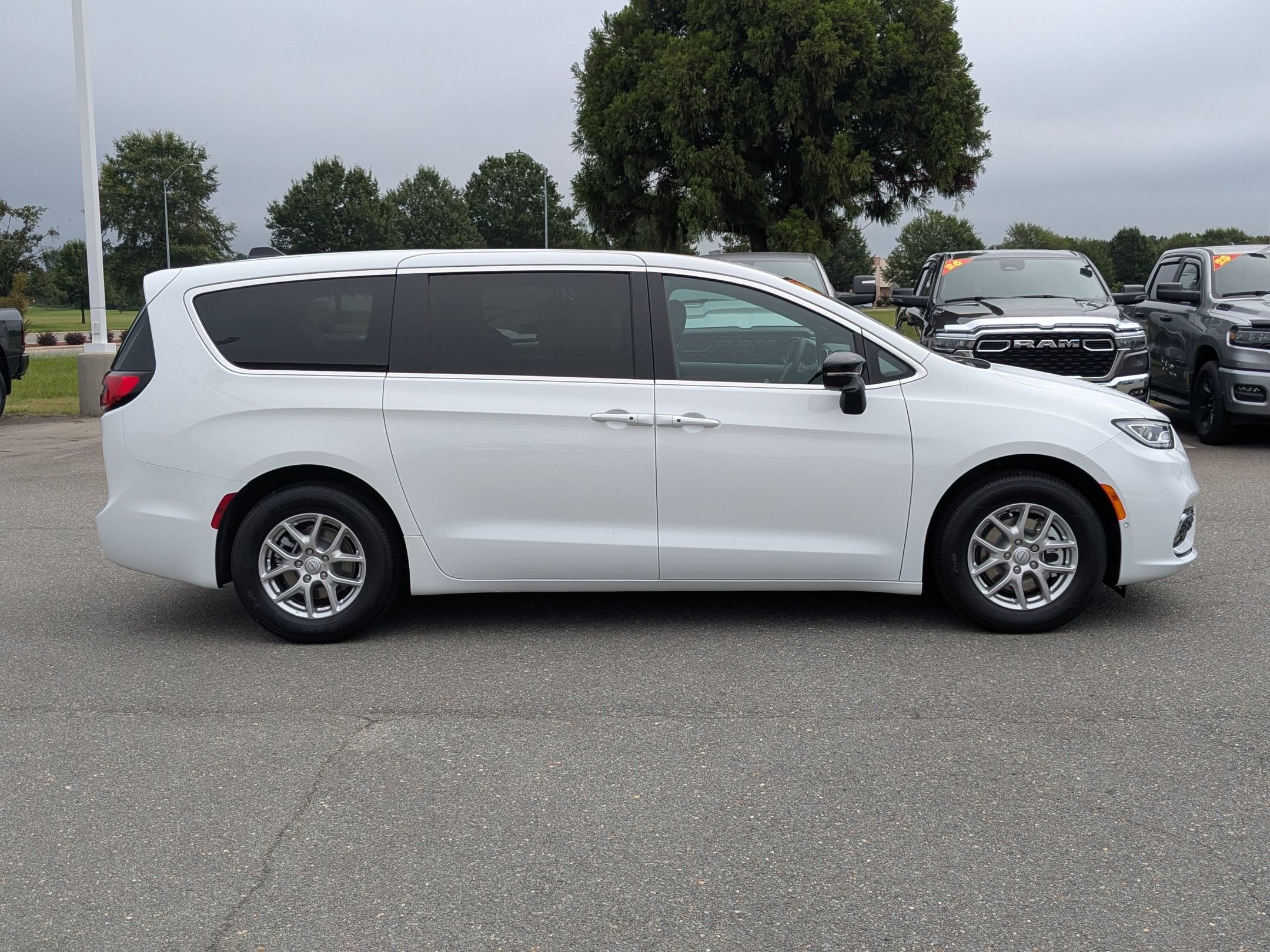 2026 Chrysler Pacifica photo 4
