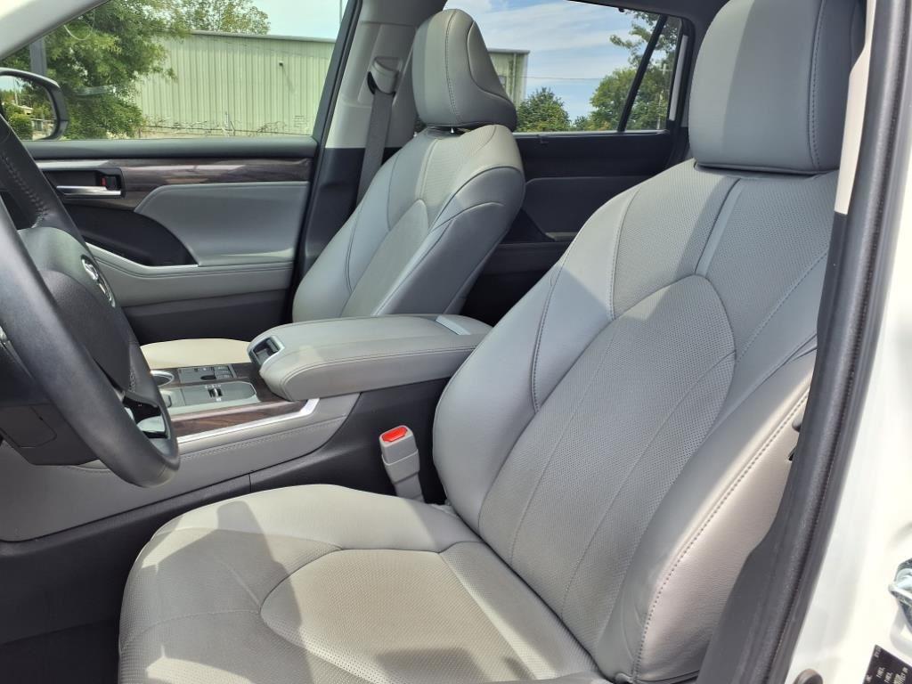 2023 Toyota Highlander Limited photo 2