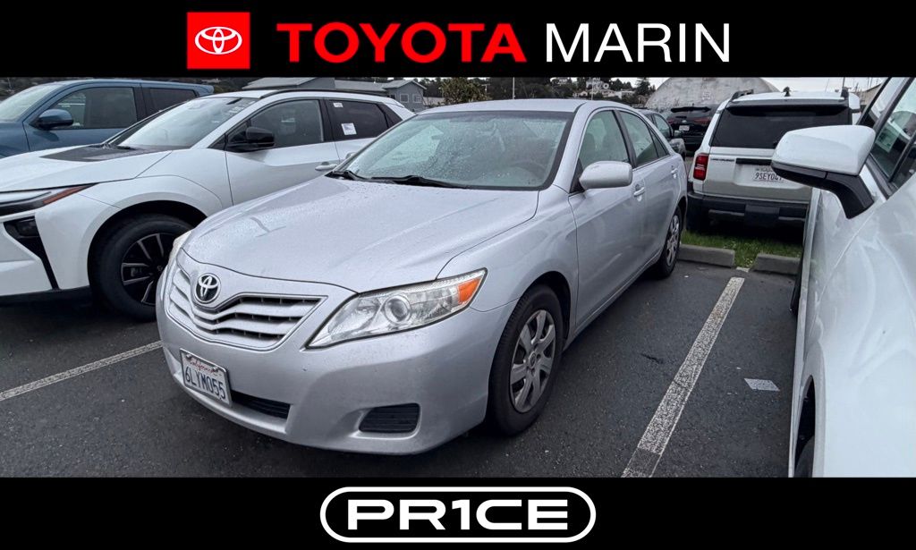 2011 Toyota Camry LE's photo
