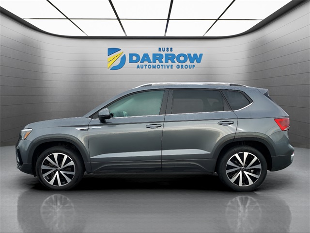 2022 Volkswagen Taos SE photo 2