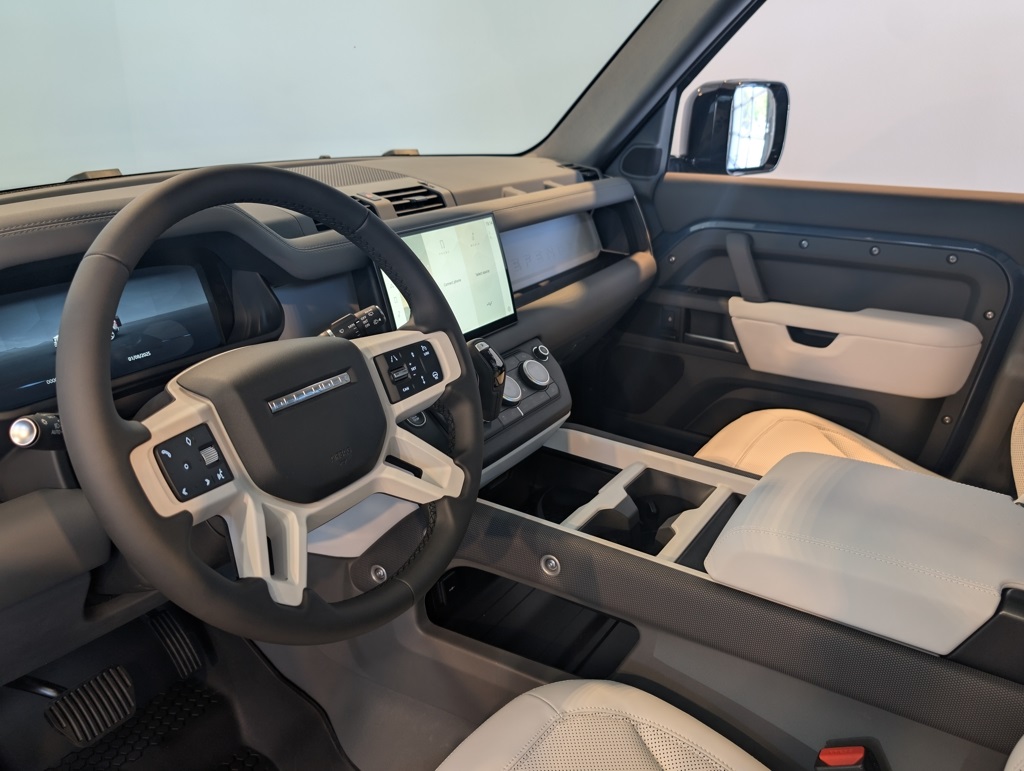 2025 Land Rover Defender 110 S photo 12