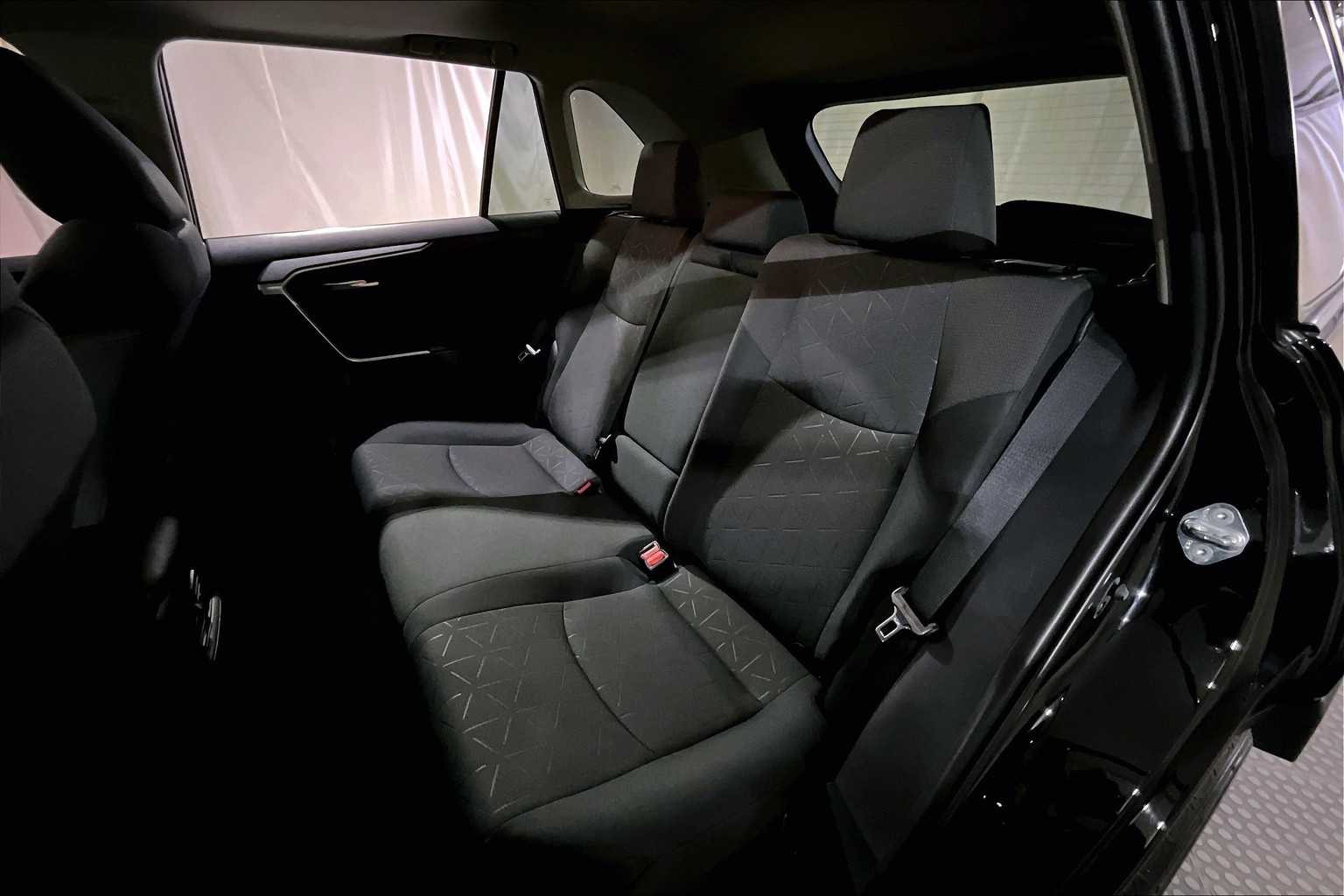 2019 Toyota RAV4 Hybrid XLE photo 19