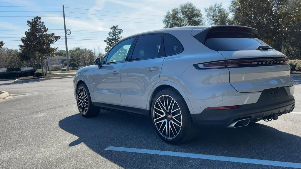 2025 Porsche Cayenne Base photo 6