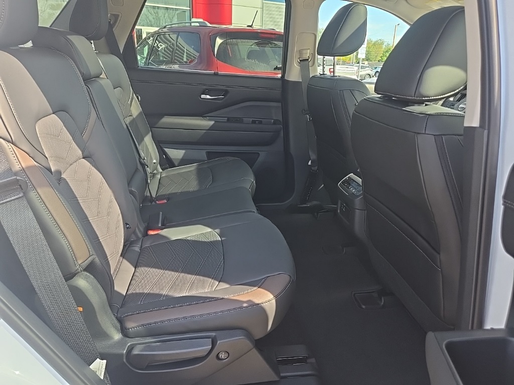 2025 Nissan Pathfinder Platinum photo 24
