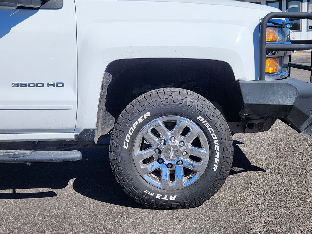 2016 Chevrolet Silverado 3500HD LT photo 8