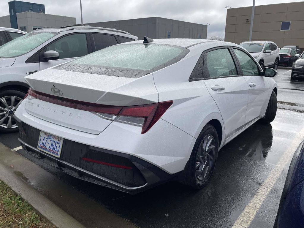 2024 Hyundai Elantra SEL photo 4