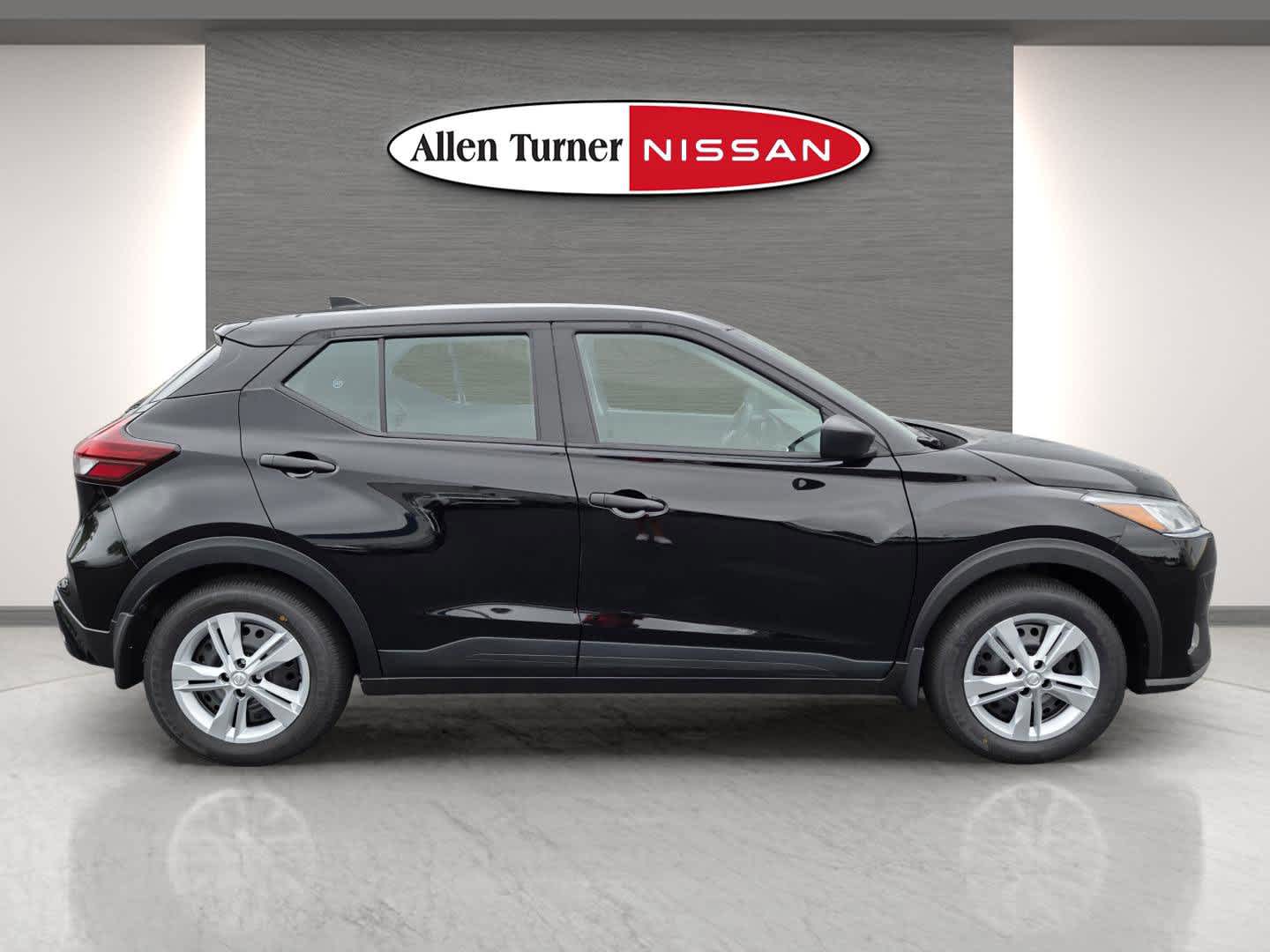 2025 Nissan Kicks Play S photo 3