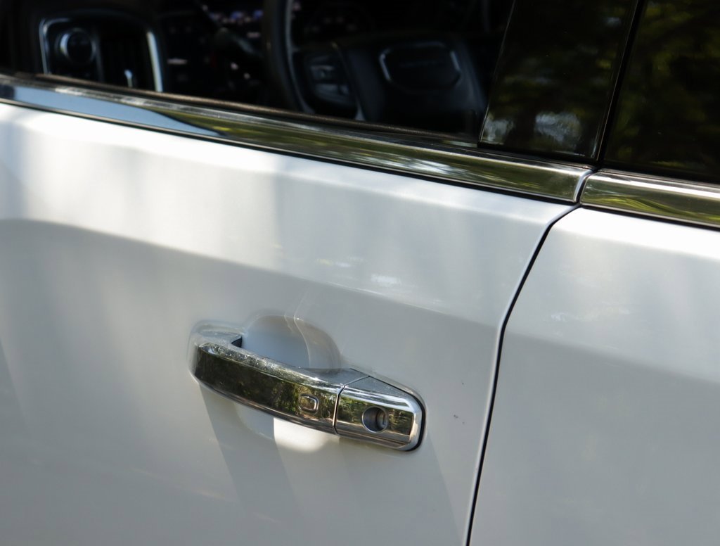 Used 2022 White Frost Tricoat GMC Denali image 42