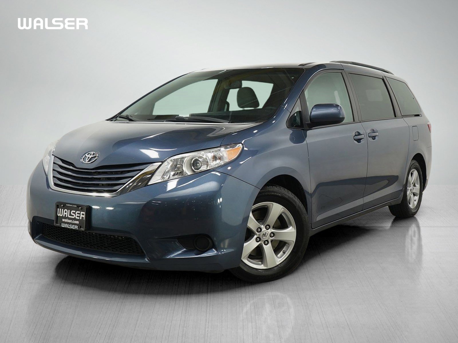 2015 Toyota Sienna LE's photo