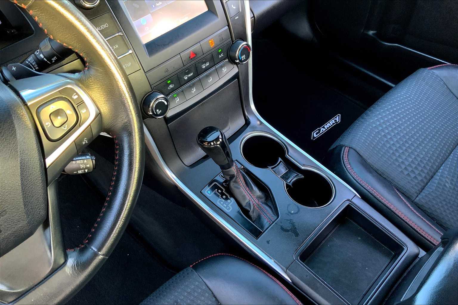 2015 Toyota Camry SE photo 15