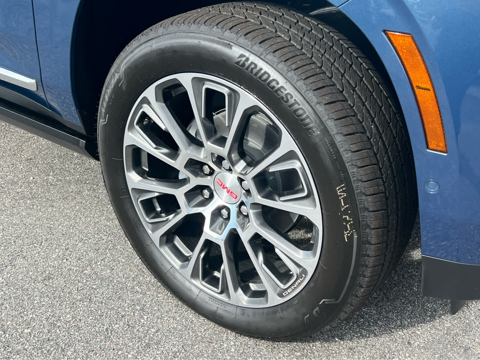 2025 Gmc Yukon Denali photo 2
