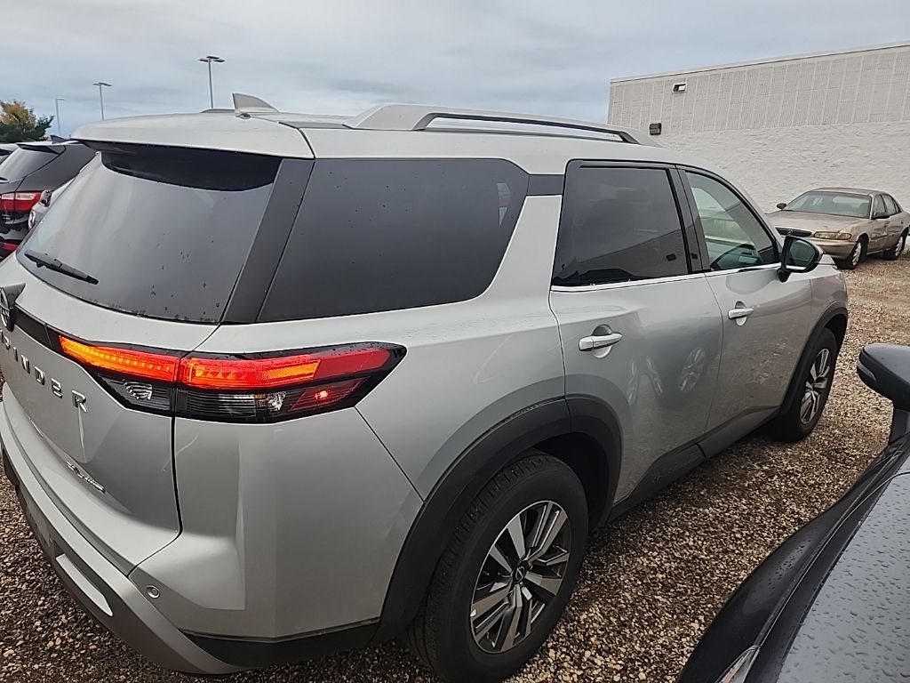 2025 Nissan Pathfinder SL photo 4