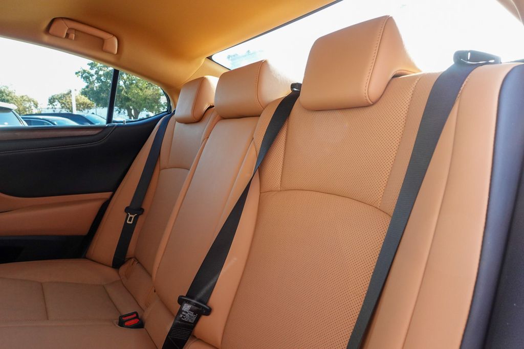 2023 Lexus ES 300h photo 25