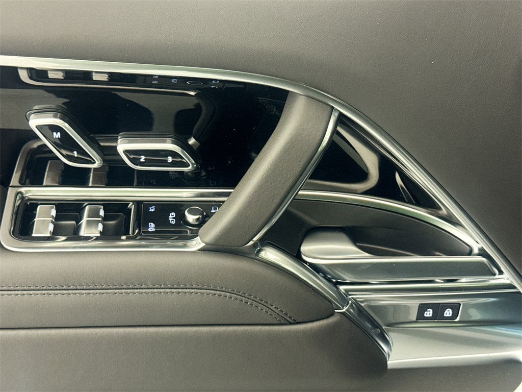 2025 Land Rover Range Rover SE photo 15