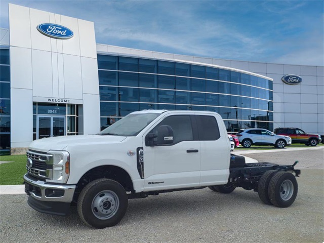 2025 Ford F-350 Super Duty Chassis Cab XL's photo