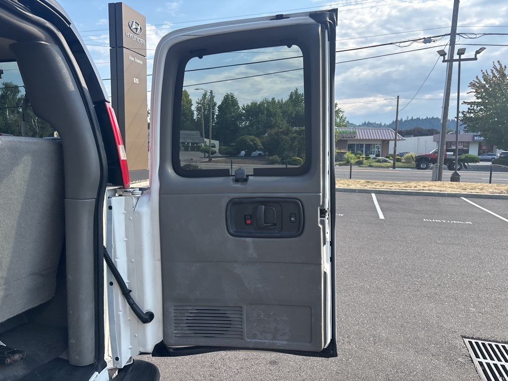 2016 Chevrolet Express 3500 Passenger Van photo 14