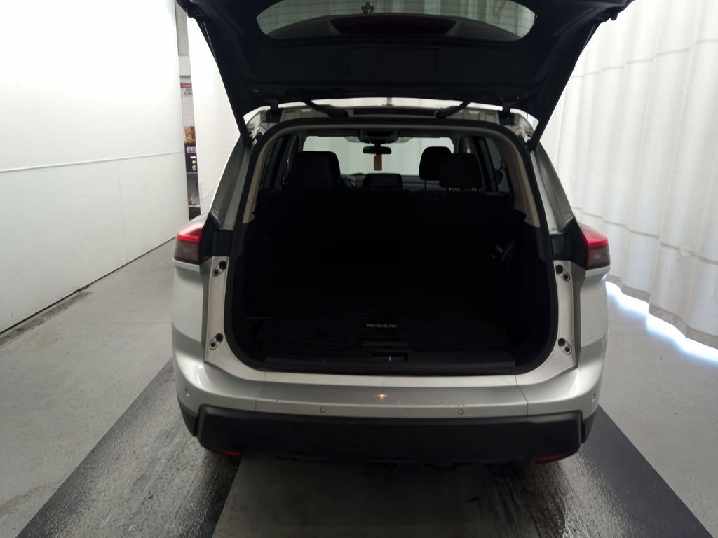 2024 Nissan Rogue SV photo 2