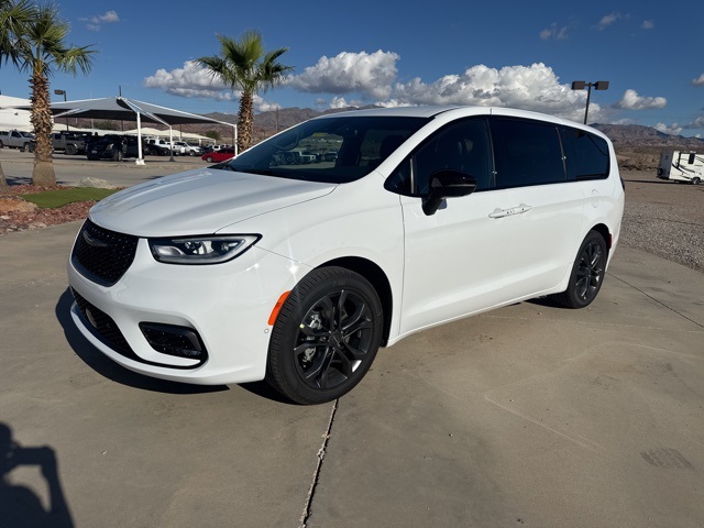 2026 Chrysler Pacifica Select's photo