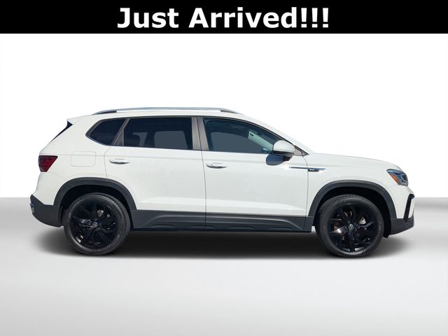 2022 Volkswagen Taos SEL photo 2