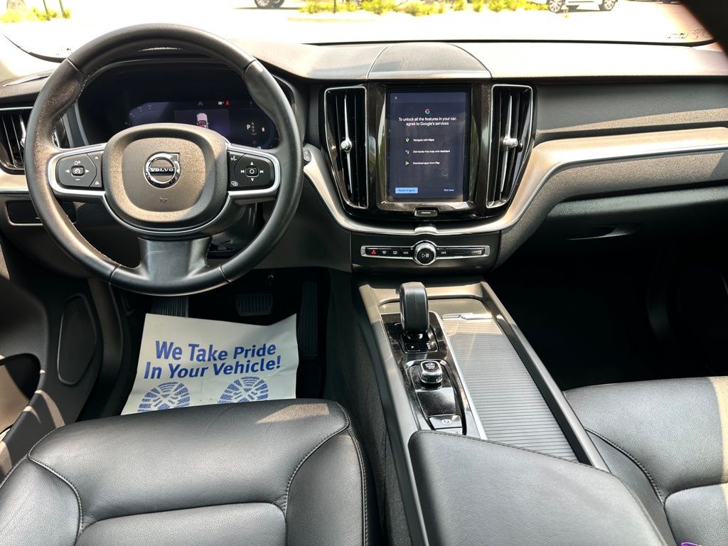 2025 Volvo XC60 B5 Core photo 10