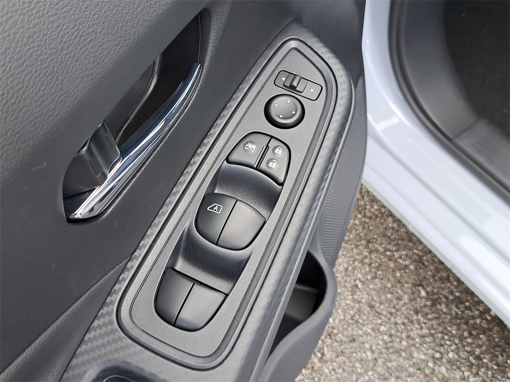 2025 Nissan Versa 1.6 SV photo 21