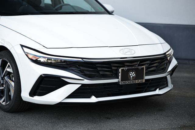 2024 Hyundai Elantra SEL photo 2