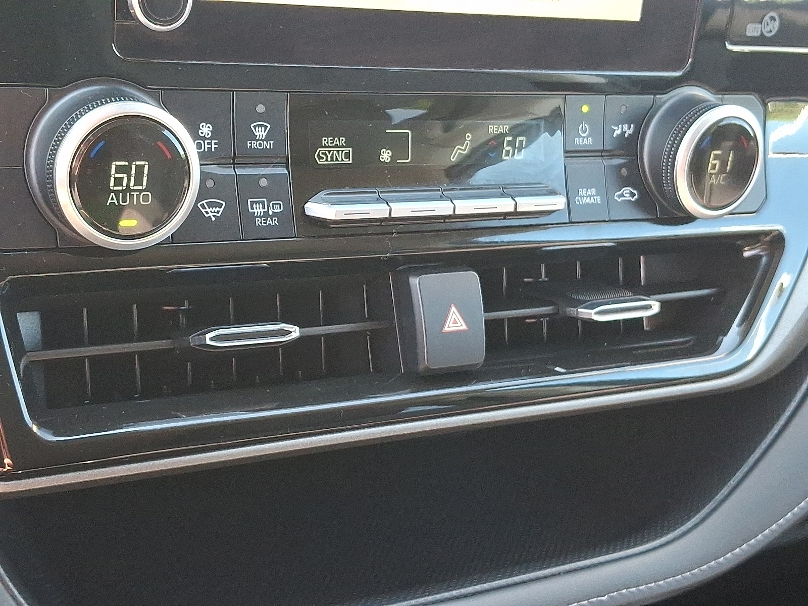 2024 Toyota Highlander LE photo 17