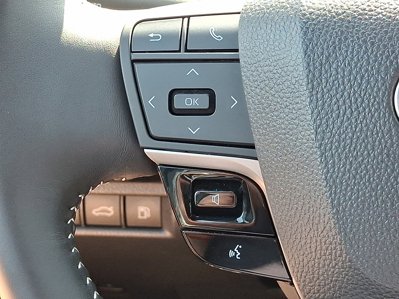 2025 Toyota Camry SE photo 16