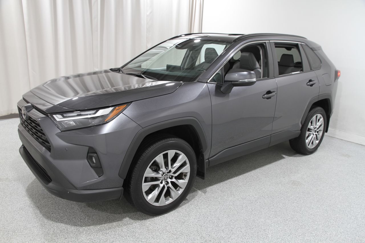 2022 Toyota RAV4 XLE Premium photo 3