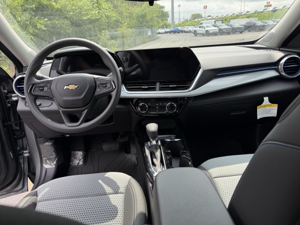 2025 Chevrolet Trax LT photo 12