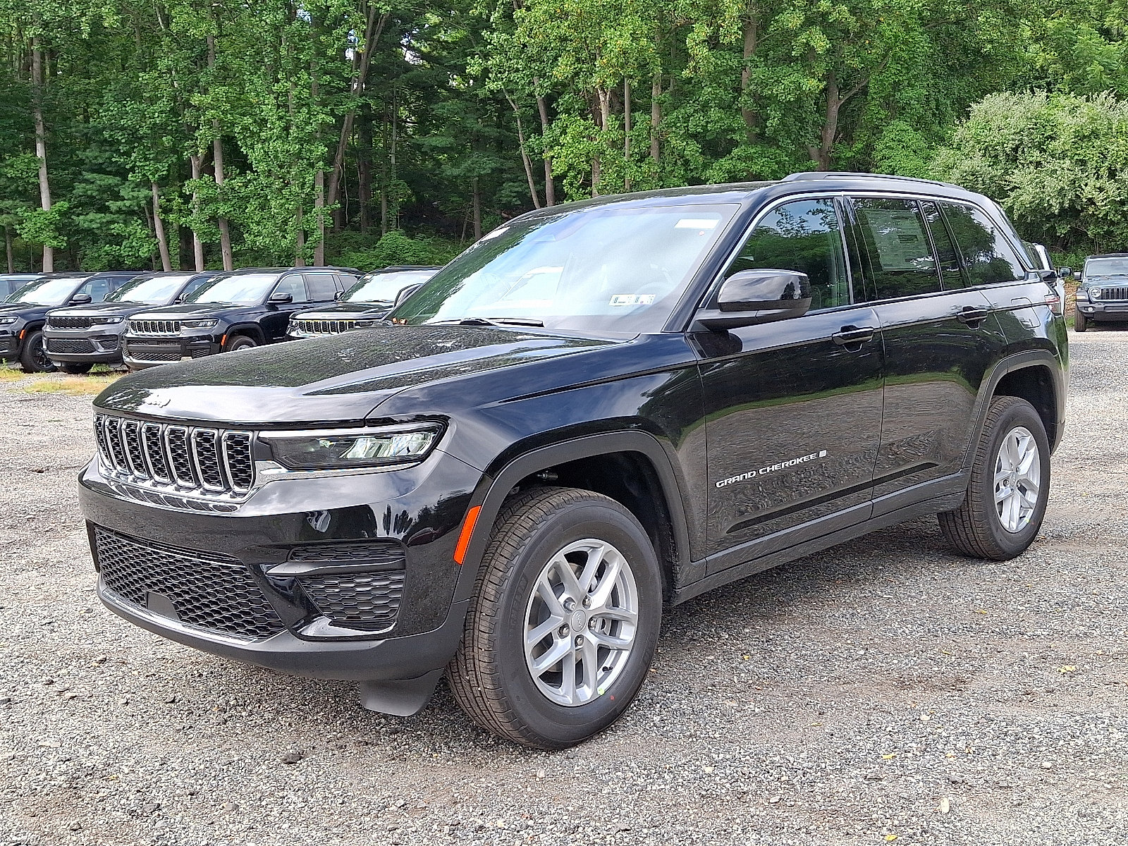 2025 Jeep Grand Cherokee Laredo X photo 2