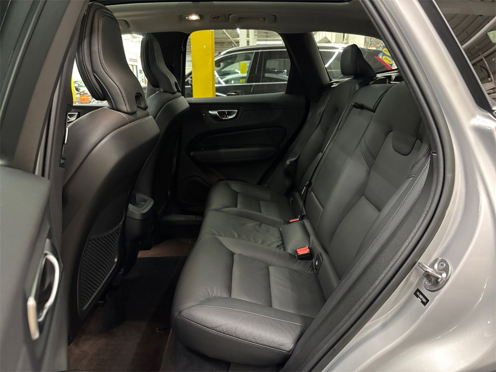 2023 Volvo XC60 B5 Plus photo 13