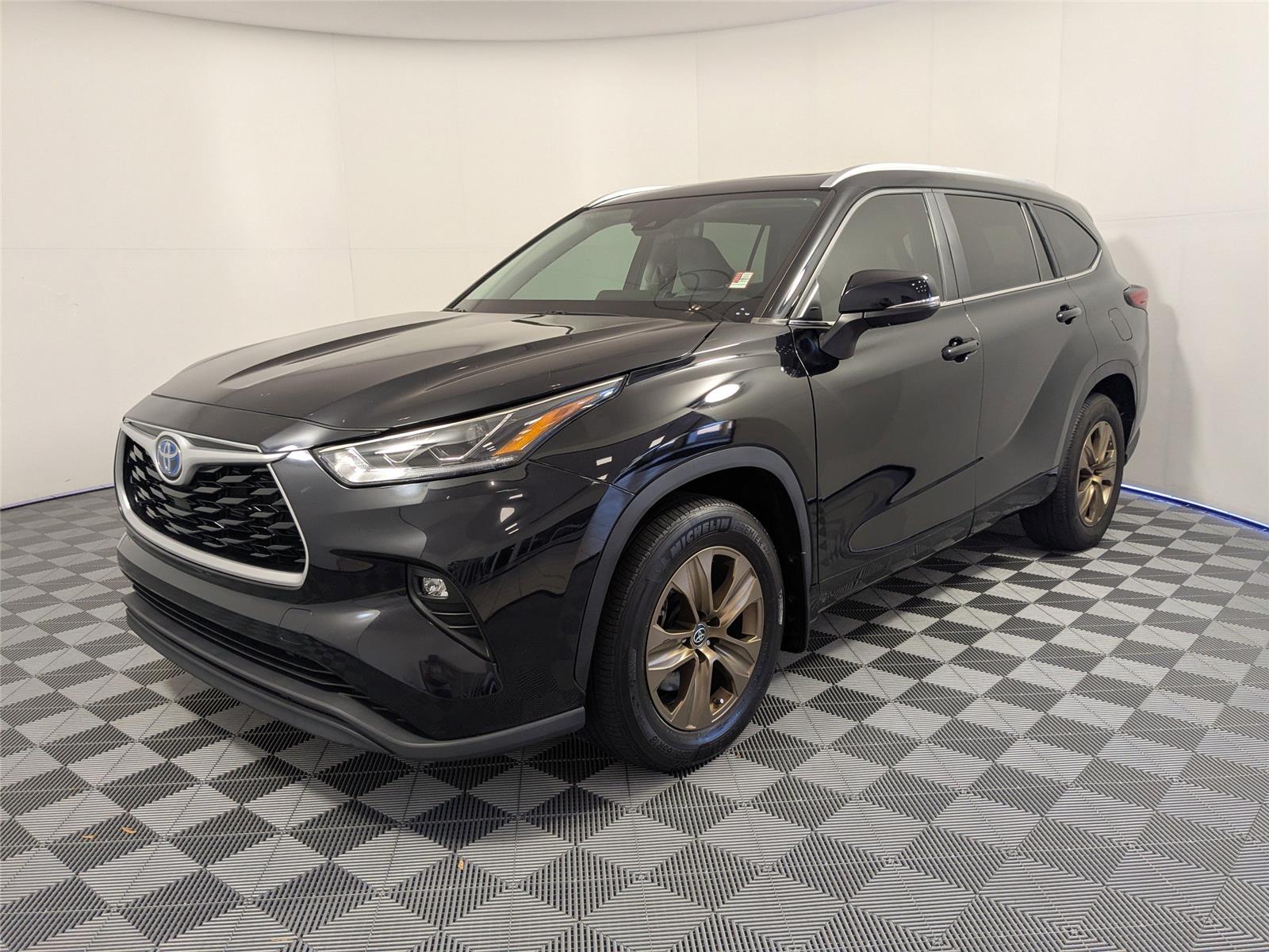 2023 Toyota Highlander Bronze Edition's photo