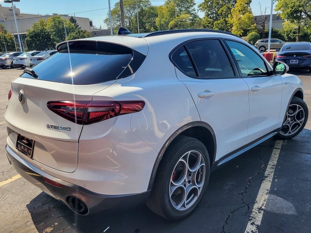2022 Alfa Romeo Stelvio Ti photo 7