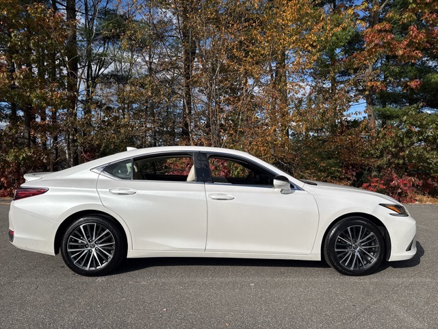 2025 Lexus ES 300h Premium photo 2