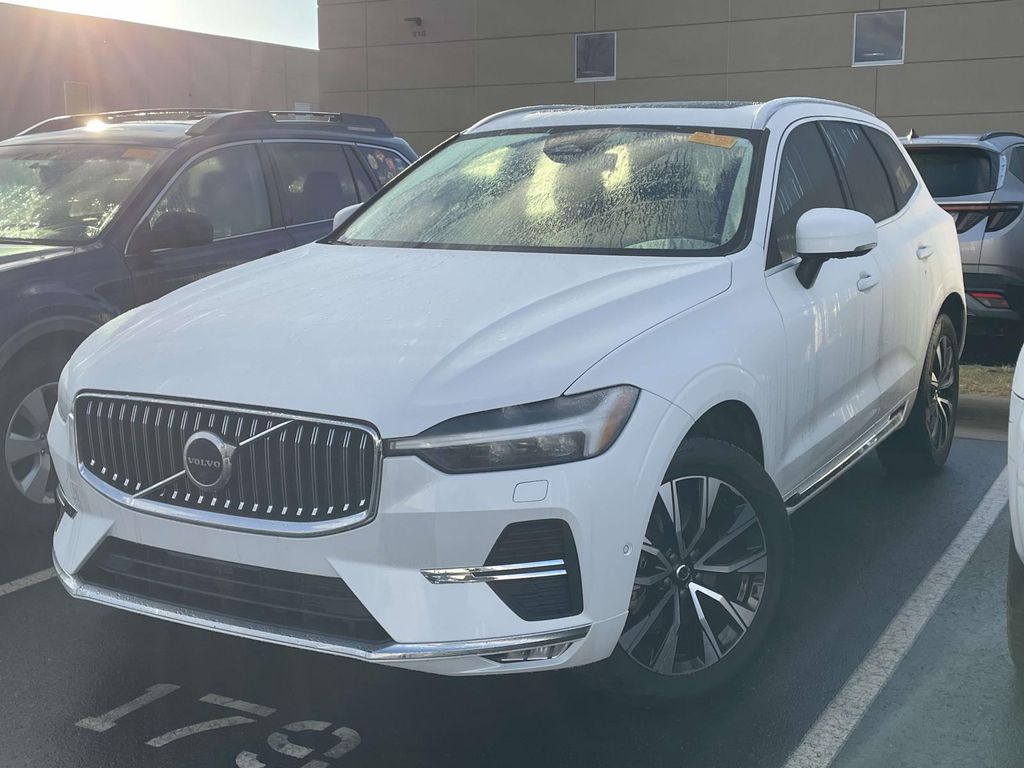 2023 Volvo XC60 B5 Plus photo 2