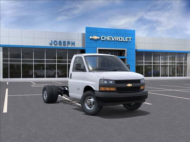 2025 Chevrolet Express Cutaway Base's photo
