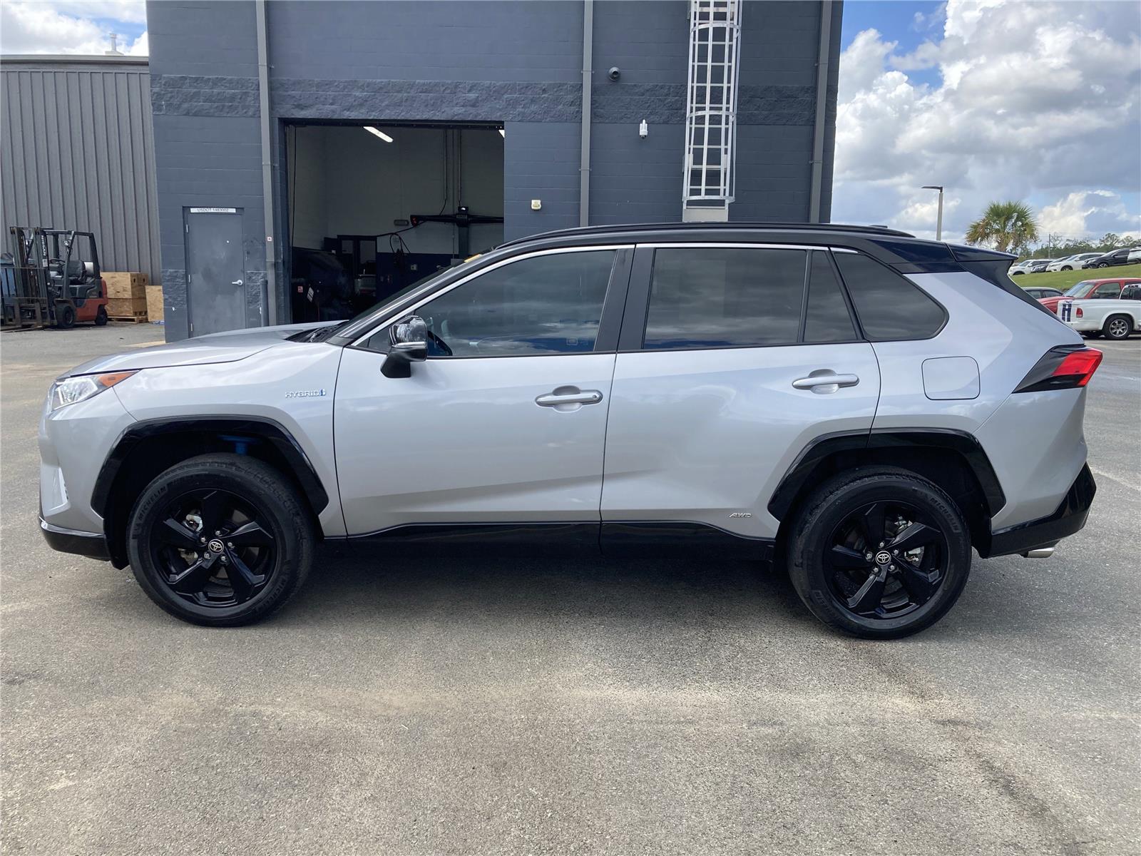 2021 Toyota RAV4 Hybrid XSE photo 2