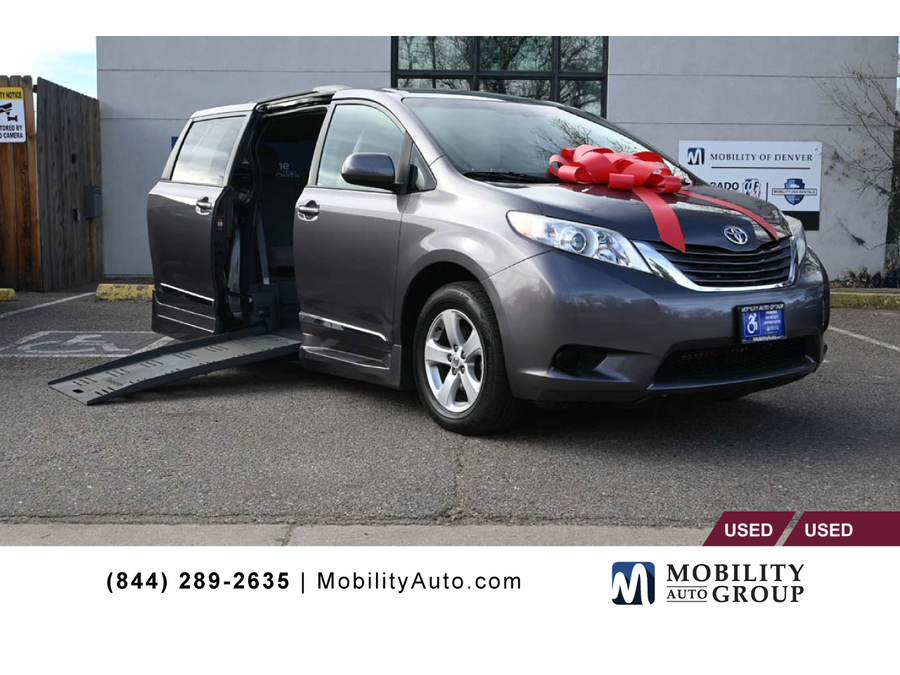 2016 Toyota Sienna LE's photo