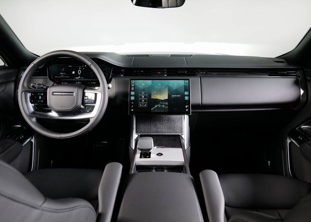2025 Land Rover Range Rover SE photo 3