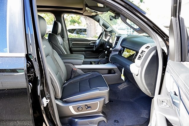 New 2026 Diamond Black Crystal Pearl-Coat Exterior Paint RAM Laramie image 16