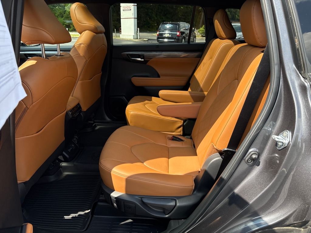2024 Toyota Highlander Platinum photo 25